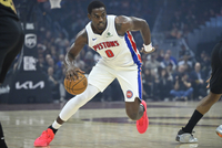 全明星中锋！杜伦半场7中5轻松砍下15分8篮板 其中4个前场篮板