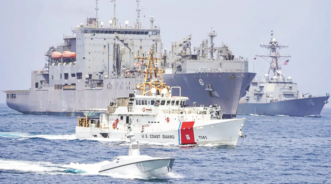   2023年美国海军和海岸警卫队舰艇通过霍尔木兹海峡时演练护航行动。（图源：美国“动力”网站“战区”频道）