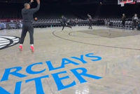 Logo比较大！利拉德昨日训练进了200个Logo三分