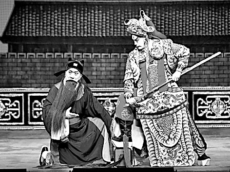 2025年版《赵氏孤儿》剧照：（左起）朱强饰程婴、周恩旭饰韩厥。图片由北京京剧院提供