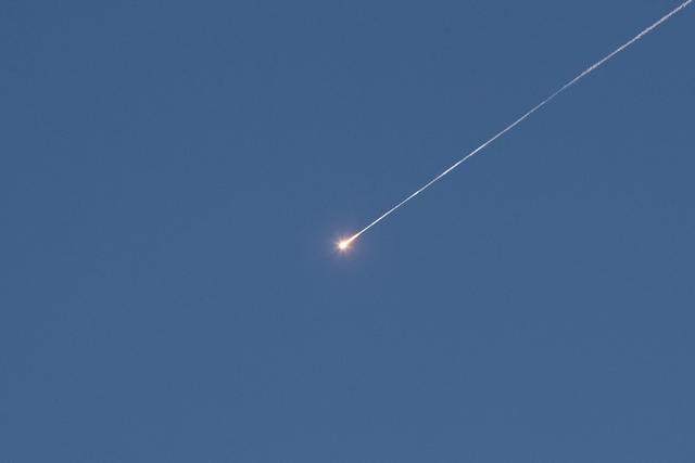   3月17日，在耶路撒冷上空，以军防空拦截弹击中导弹，导弹碎片落下。新华社记者陈君清摄