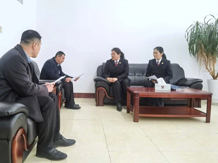 山东省莒南县检察院办案检察官到该县交通运输局进行回访。