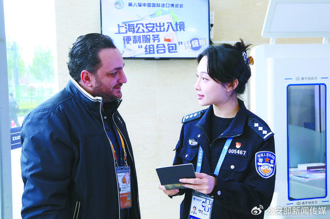 ​上海市公安局出入境管理总队民警为外籍人士办理签证延期业务。蒋琦超 摄（资料图片）