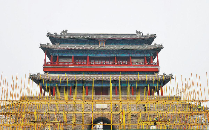 3月17日，永定门城楼，工人正在搭建脚手架。　新京报记者　王贵彬　摄