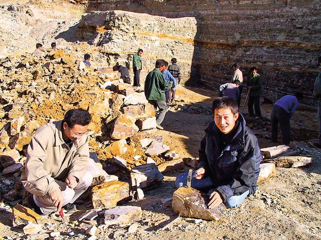 　　徐星（右）和周忠和院士在辽宁上河首化石点考察（资料照片）。受访者供图