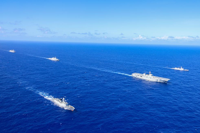 　　↑海南舰参加编队训练