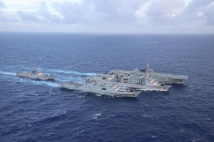 　　↑海南舰进行补给训练