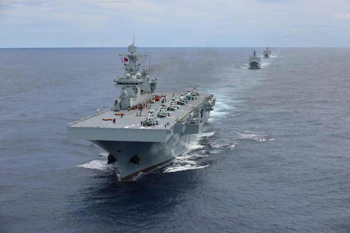 　　↑海南舰参加编队训练