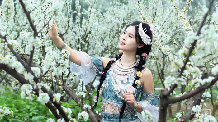 游客正在拍照打卡（央广网发  严秀莹  摄）