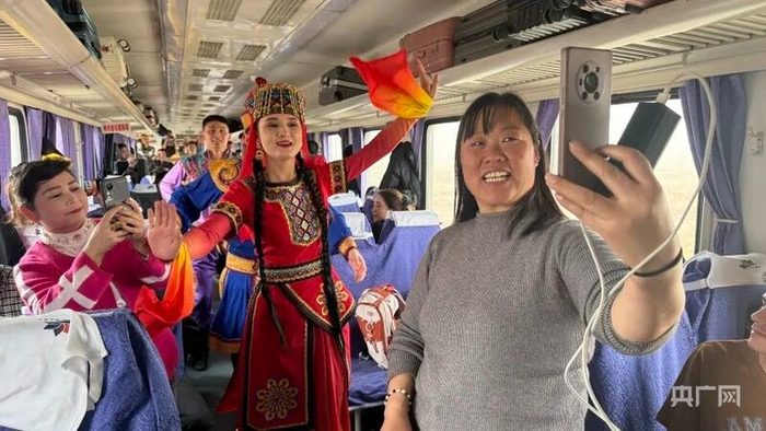旅客用手机记录美好瞬间  （央广网发  努尔古再丽  摄）