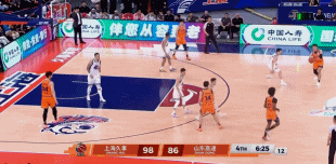 五尬球素材满了！王哲林扣空篮飞了 挂筐还想捞一把