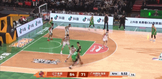 给手帝吓到了！鄢手骐起跳后面对扑防没敢出手 落地被吹违例