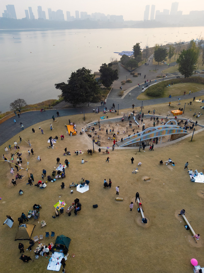 冬日的成都兴隆湖游人如织 视觉中国图