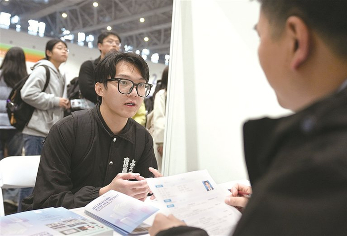 图为3月14日，求职者与招聘方工作人员在2026“起跑春天”杭州青年人才交流大会上洽谈。新华社记者 韩传号 摄