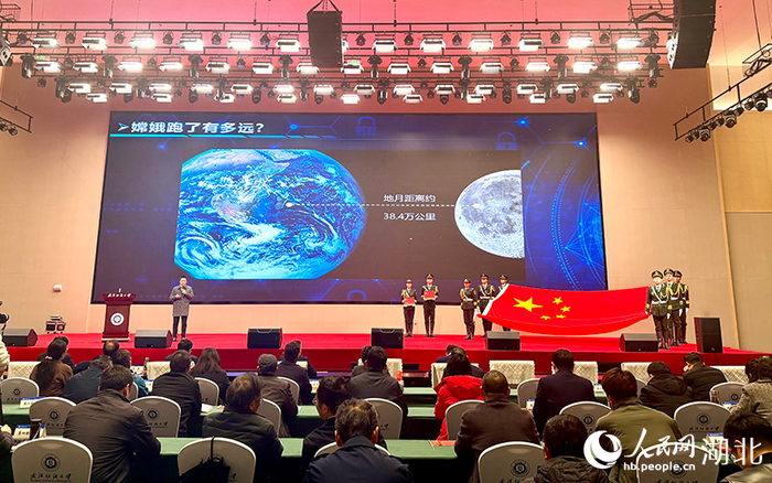 武汉纺织大学举行“国旗与国旗的对话”主题思政大课。人民网记者 张沛摄