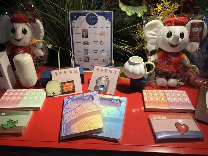 市集上的“虹口礼物”系列文创产品