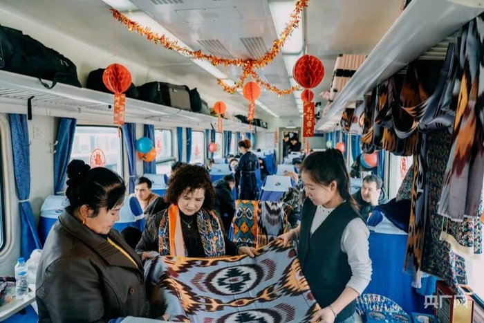 旅客正在挑选艾德莱斯绸  （央广网发  伊尔番  摄）