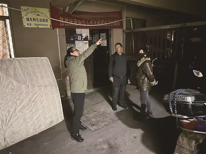 夜查出租房安全隐患。
