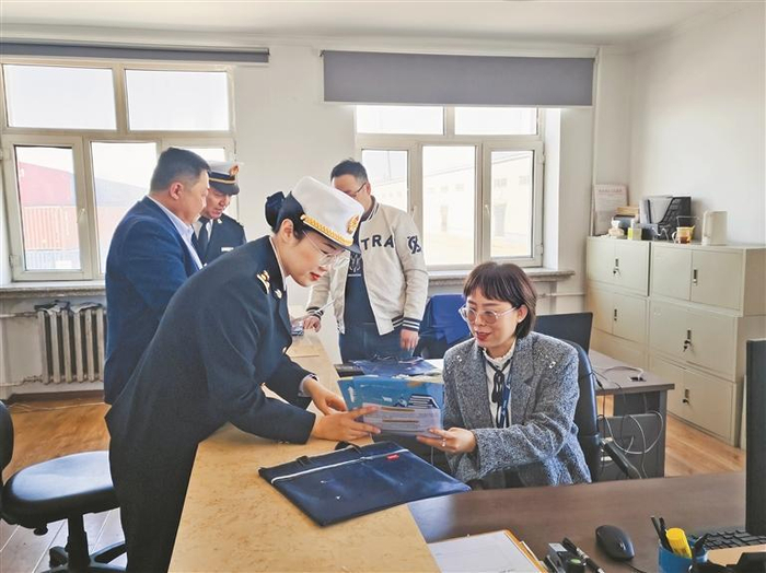     牡丹江海关关员向企业宣讲无纸化退税政策。图片由牡丹江海关提供