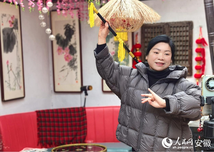 朱晓飞在直播中展示钱杆舞。人民网记者 周坤摄