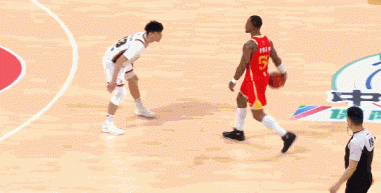 杠上了！塔克单挑栾利程造后者第四次犯规 送飞吻挑衅