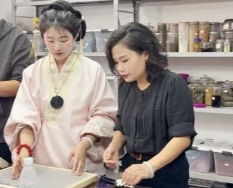 图为:唐小玲现场教会大家如何识别假合香珠