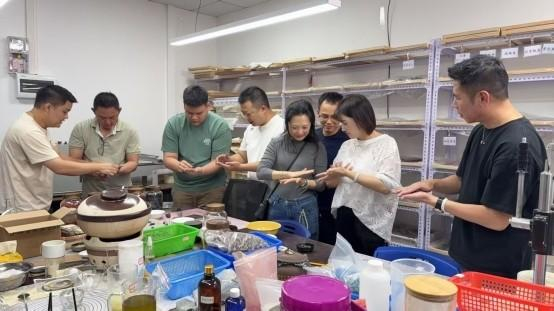 图为:唐小玲通过冷凝香意趣社免费传授非遗技艺
