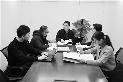 图为上海市纪委监委工作人员围绕案情进行研讨。 郭嘉豪 摄