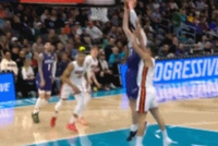 势大力沉！卡尔克布伦纳顺下接球 力压丰泰基奥暴力隔扣