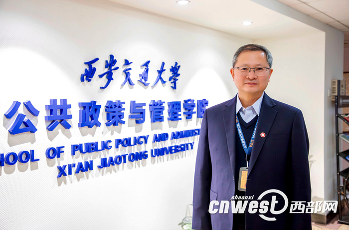 杜海峰接受记者采访