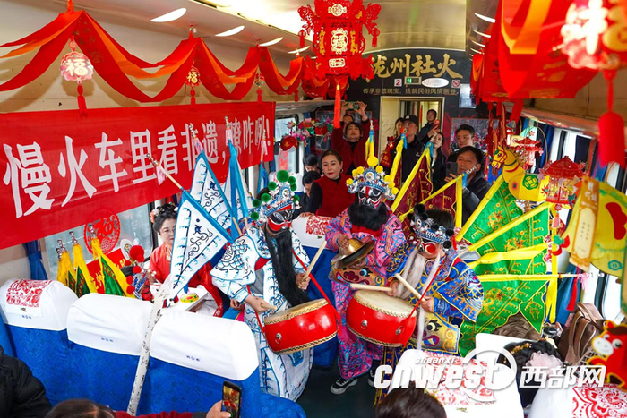 列车上丰富的民俗文化活动