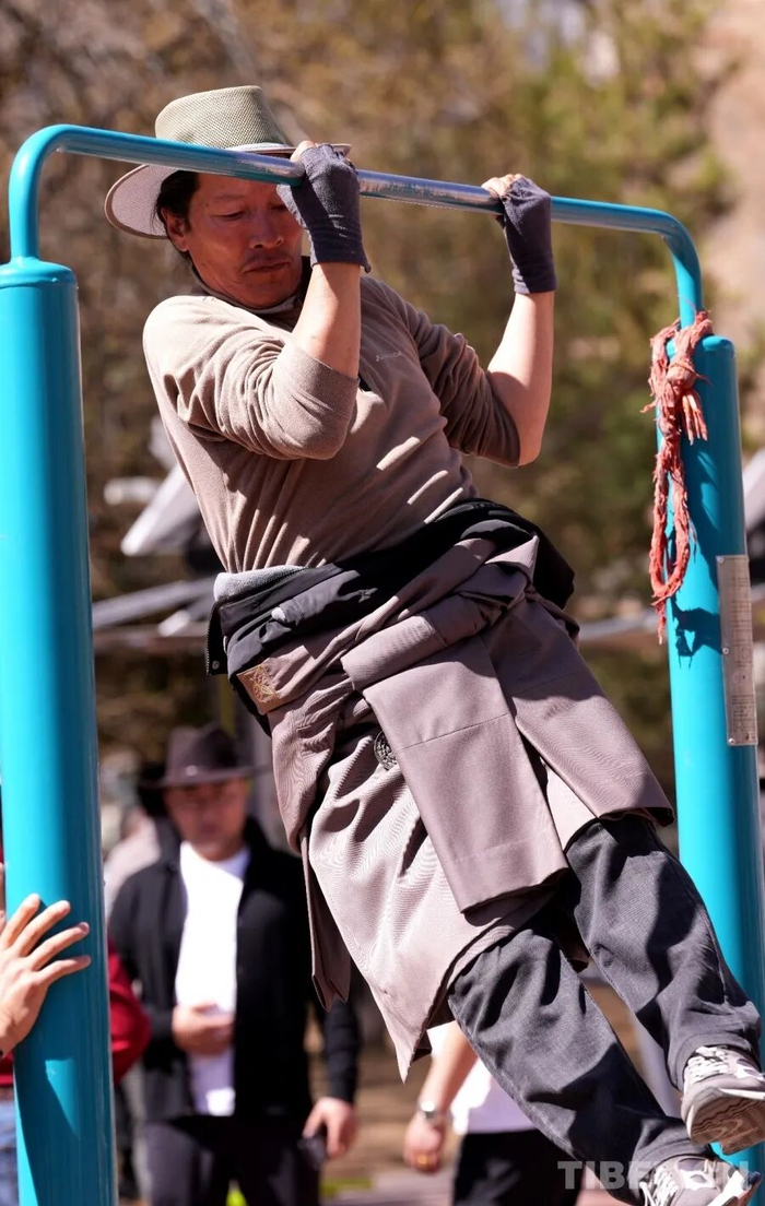 3月18日，在宗角禄康公园的健身区域内，西藏市民正积极锻炼，享受着运动带来的快乐。