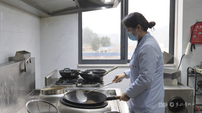 研发人员正在研制产品配方