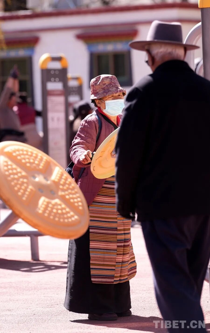 3月18日，在宗角禄康公园的健身区域内，西藏市民正积极锻炼，享受着运动带来的快乐。