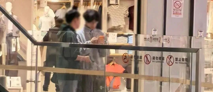 ▲一位消费者正在与黄牛交易号码