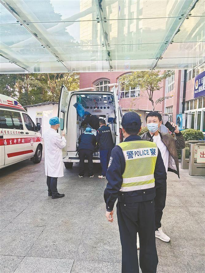 　　交警接力护送，救护车安全抵达厦门市中医院，吴先生匆匆向民警道谢。（警方 供图）