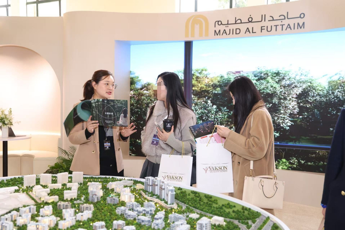 汤慧（左一）带中国投资者在迪拜看房 图片来源：受访者供图