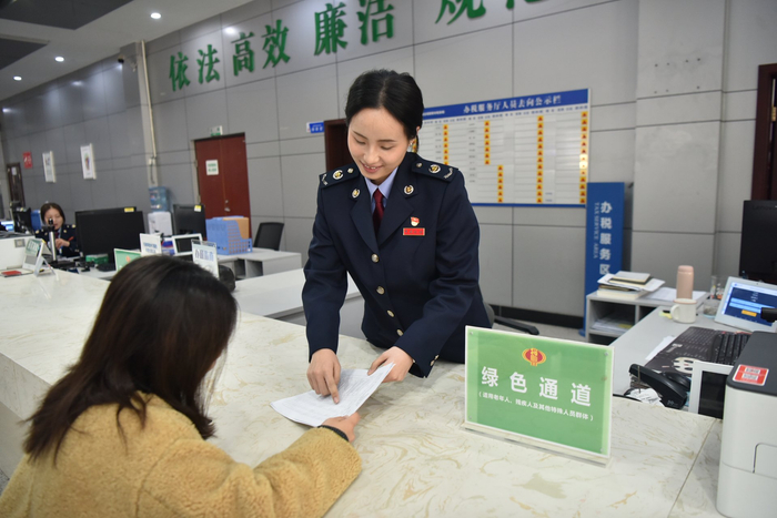 简阳市的A级纳税人正在“绿色通道”办理税费业务 图片来源：成都市税务局提供