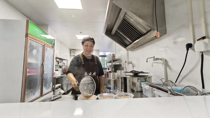 “妈妈的味道”店主汪姐正忙着备餐 胡帅/摄