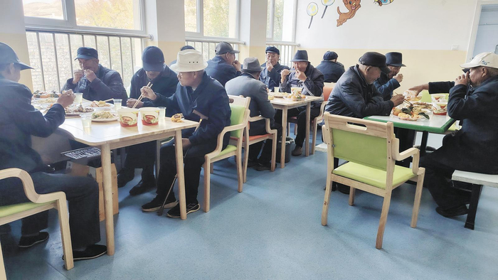     老年朋友在日间照料中心用餐。平安街道办事处供图
