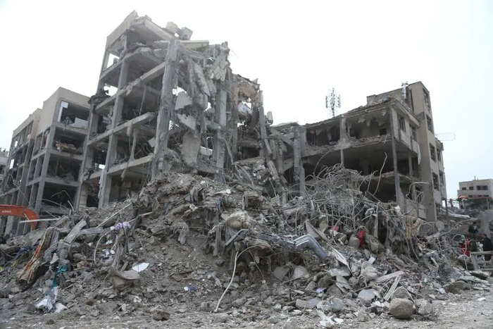 这是3月12日在伊朗德黑兰东部一处居民区拍摄的被毁房屋。图源：新华社
