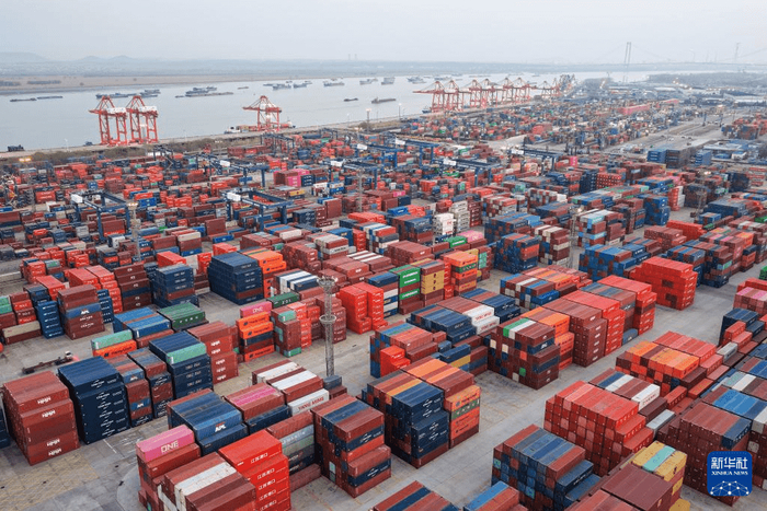 3月10日拍摄的江苏省港口集团南京港龙潭集装箱码头（无人机照片）。新华社发（方东旭摄）