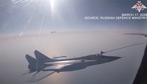 携带“匕首”高超音速导弹的米格-31战机在日本海中立水域上空加油。 视频截图