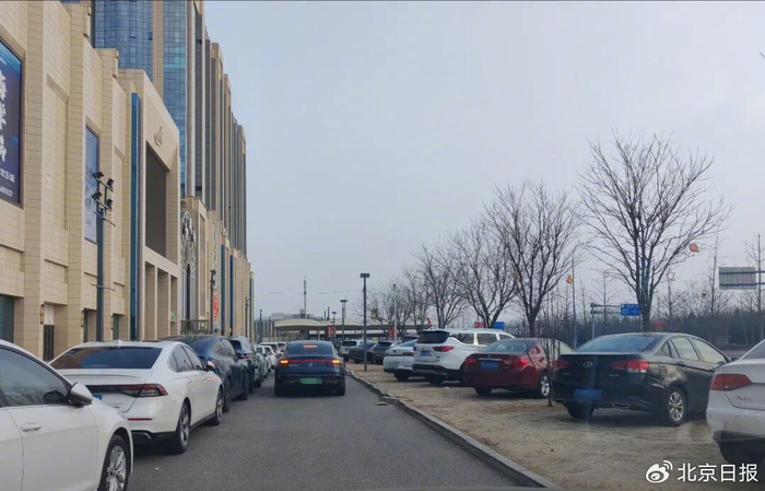 因为长期占位车辆太多，有时商场会开放绿化带停车