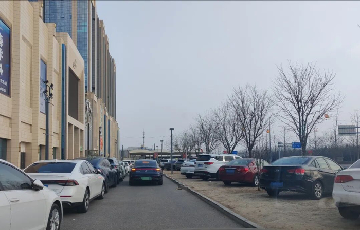 因为长期占位车辆太多，有时商场会开放绿化带停车