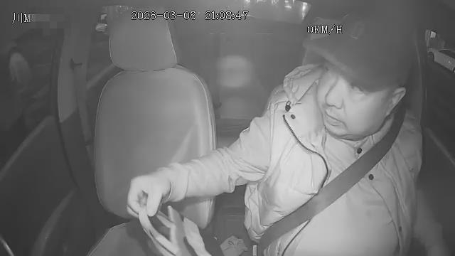 ▲张强提着纸袋提醒肖先生