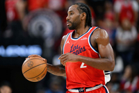 距连续得分20+仅差1分！伦纳德半场10中7砍19分5板 三分5中3