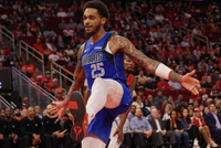 华盛顿谈打中锋：外弹接球制造错位和换防机会 让队友打得更轻松