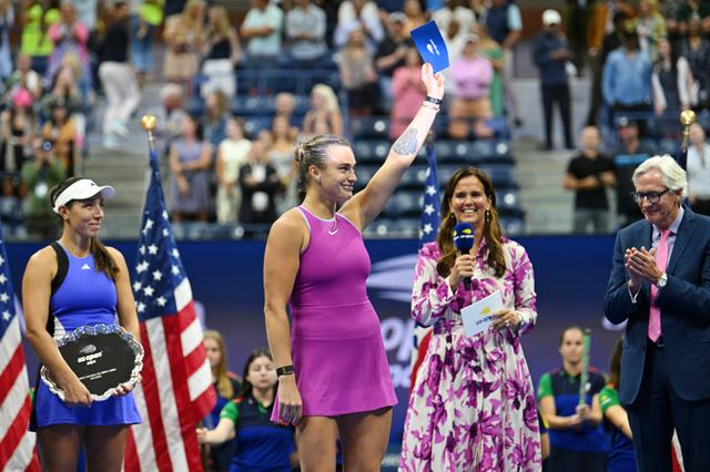 萨巴伦卡（左二）在美网颁奖仪式上展示奖金支票。 新华社记者 李睿 摄