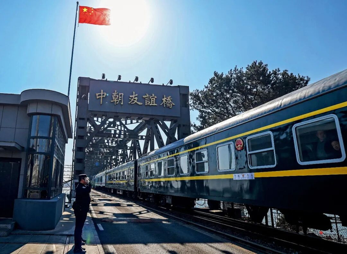 3月12日，辽宁丹东至朝鲜平壤的95次列车通过中朝友谊桥。图/新华